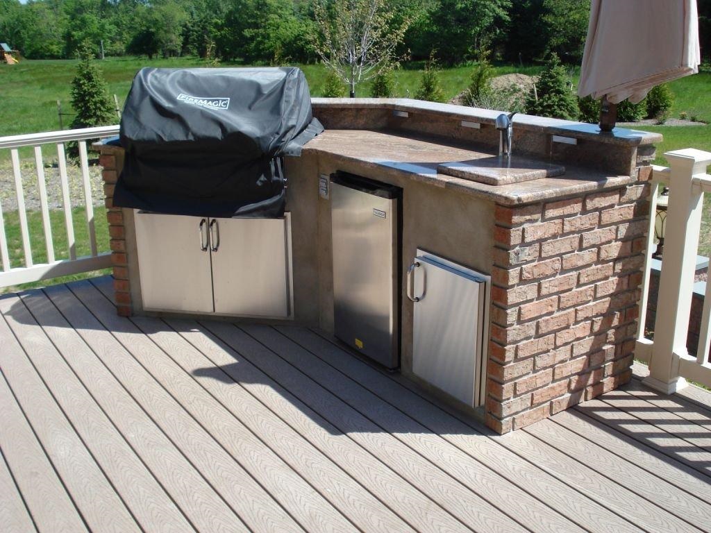 Choosing Between an Outdoor Kitchen Deck and an Outdoor 