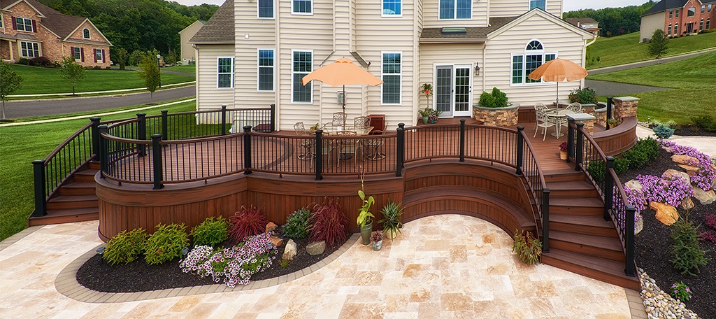 curved deck with steps